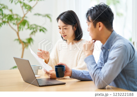紙の書類を見て不信感を抱く夫婦 紙の書類を見て不信感を抱く夫婦 123222188