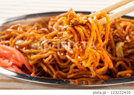 鉄皿に盛った焼きそば 123222410