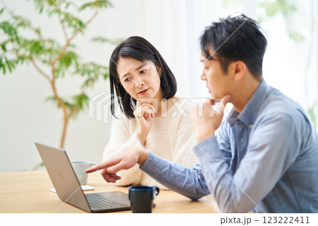 ウェブサイトに不信を抱く夫婦 ウェブサイトに不信を抱く夫婦 123222411