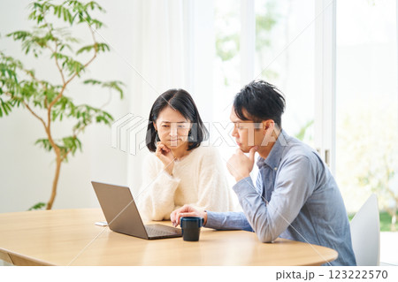 ウェブサイトに不信を抱く夫婦 123222570