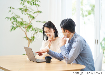 ウェブサイトに不信を抱く夫婦 123222571