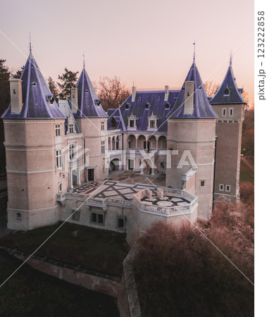 夕焼けに染まる荘厳なヨーロッパのお城 123222858