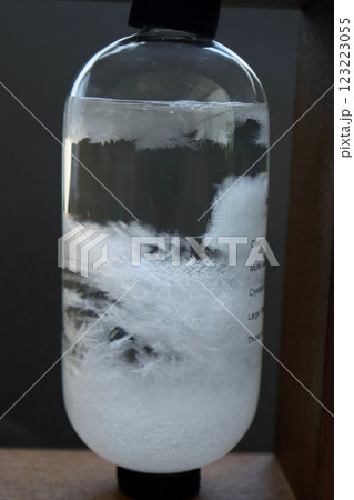 ストームグラス　夏の様子　結晶の成長具合で天気を予想 123223055
