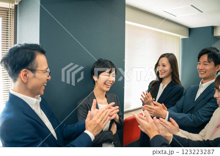 みんなに拍手される働く女性 123223287