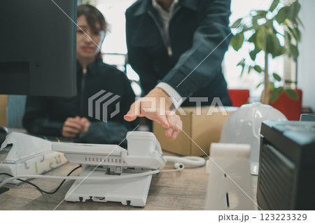 クレーム電話をとる上司 123223329