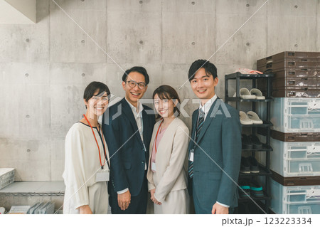 同じ会社で働く仲間 同じ会社で働く仲間 123223334