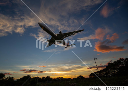 飛行機と夕焼け 123223543