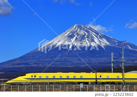ドクターイエローT4編成の廃車回送と富士山 ドクターイエローT4編成の廃車回送と富士山 123223602