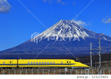 ドクターイエローT4編成の廃車回送と富士山 123223603