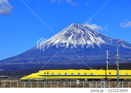 ドクターイエローT4編成の廃車回送と富士山 ドクターイエローT4編成の廃車回送と富士山 123223604