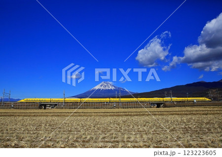 ドクターイエローT4編成の廃車回送と富士山 123223605