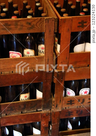 酒屋の木枠ケース入りビール瓶イメージ 酒屋の木枠ケース入りビール瓶イメージ 123224130