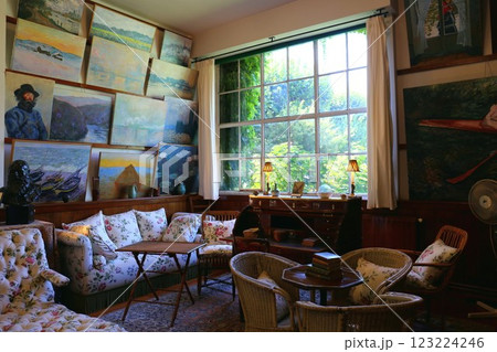 ジベルニーにあるモネの家のアトリエ兼サロン 123224246