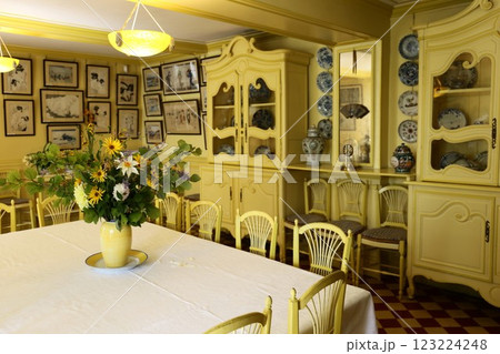 ジベルニーにあるモネの家の黄色で統一された食堂 ジベルニーにあるモネの家の黄色で統一された食堂 123224248