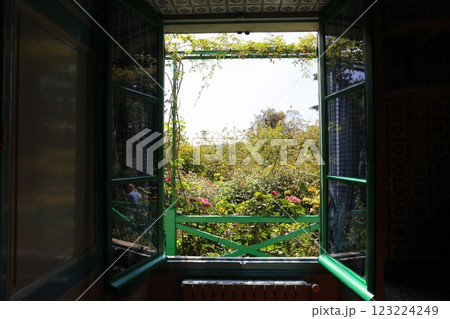 ジベルニーにあるモネの家の窓から花の庭を望む 123224249