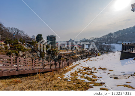 韓国　利川市　雪峰公園の風景 123224332