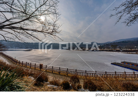 韓国　利川市　雪峰公園の風景 123224338