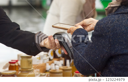 paing online for goods at farmers street market paing online for goods at farmers street market 123224979
