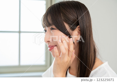 肌を確認する若い女性 肌を確認する若い女性 123225071