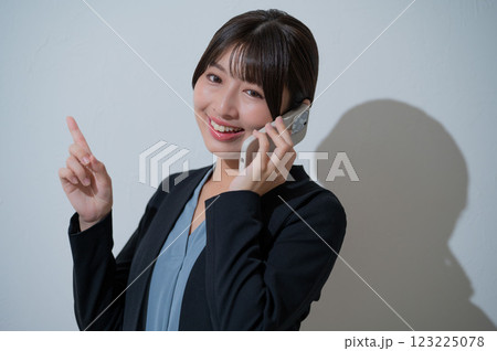白背景で指をさす女性 白背景で指をさす女性 123225078