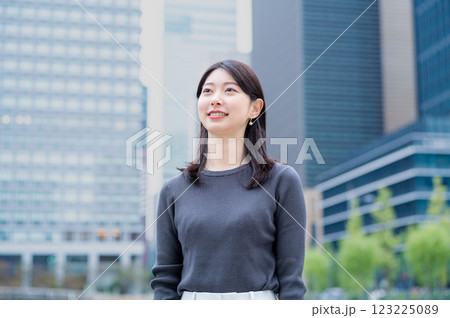 ビルを背景に微笑む女性 123225089
