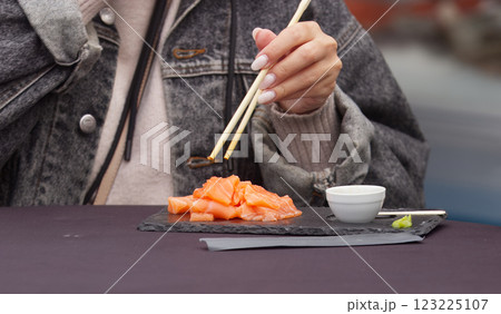 Eating sea food at outdoor farmers market 123225107