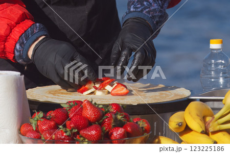 Making sweet fruit crepes, French pancakes at farmers market Making sweet fruit crepes, French pancakes at farmers market 123225186