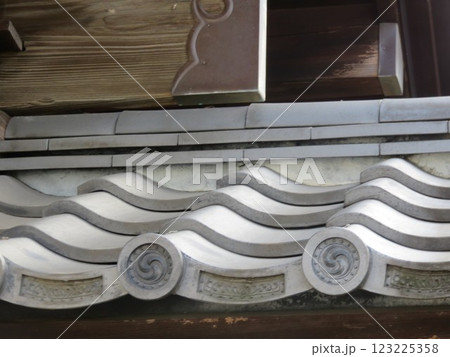 瓦屋根と漆喰 123225358