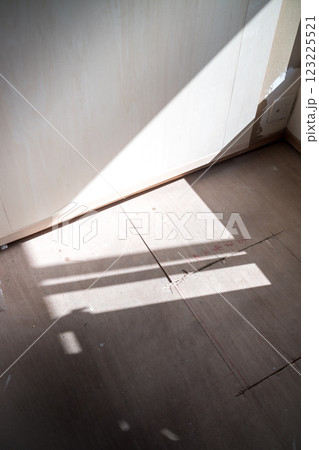 DIYリノベーション中の室内（床と壁の作業途中） 123225521