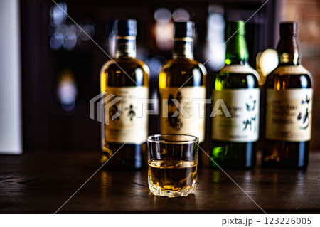 ウイスキー　ウイスキーイメージ　Bar　ジャパニーズウイスキー　シングルモルト　日本　酒　蒸留酒　 123226005