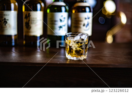 ウイスキー ウイスキーイメージ Bar ジャパニーズウイスキー シングルモルト 日本 酒 蒸留酒 ウイスキー ウイスキーイメージ Bar ジャパニーズウイスキー シングルモルト 日本 酒 蒸留酒 123226012