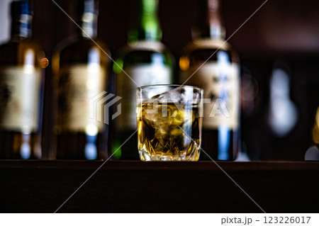 ウイスキー ウイスキーイメージ Bar ジャパニーズウイスキー シングルモルト 日本 酒 蒸留酒 ウイスキー ウイスキーイメージ Bar ジャパニーズウイスキー シングルモルト 日本 酒 蒸留酒 123226017