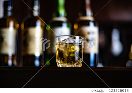 ウイスキー　ウイスキーイメージ　Bar　ジャパニーズウイスキー　シングルモルト　日本　酒　蒸留酒　 123226018