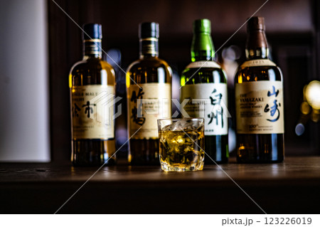 ウイスキー　ウイスキーイメージ　Bar　ジャパニーズウイスキー　シングルモルト　日本　酒　蒸留酒　 123226019