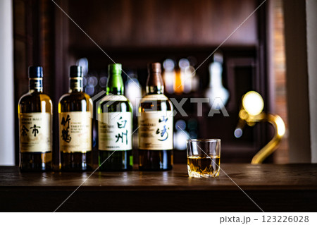 ウイスキー　ウイスキーイメージ　Bar　ジャパニーズウイスキー　シングルモルト　日本　酒　蒸留酒　 123226028