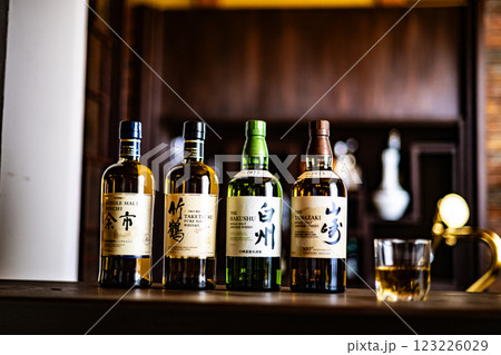 ウイスキー　ウイスキーイメージ　Bar　ジャパニーズウイスキー　シングルモルト　日本　酒　蒸留酒　 123226029