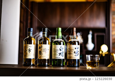 ウイスキー　ウイスキーイメージ　Bar　ジャパニーズウイスキー　シングルモルト　日本　酒　蒸留酒　 123226030