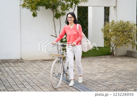 自転車を押す女性 自転車を押す女性 123226050