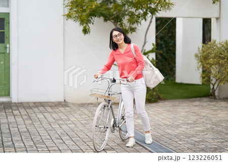 自転車を押す女性 自転車を押す女性 123226051