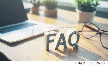 デスク上のFAQサイン 123226364