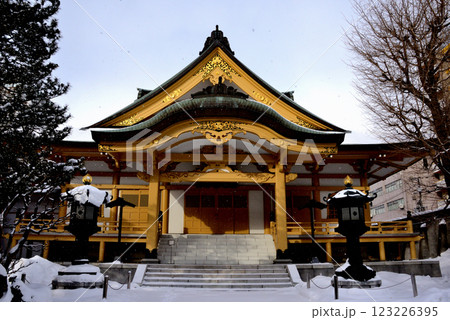 札幌市中央区 冬の新善光寺の本堂(正面より) 札幌市中央区 冬の新善光寺の本堂(正面より) 123226395