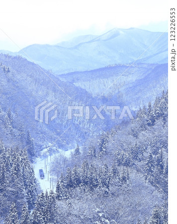 雪景色のしなの鉄道と斑尾山 123226553
