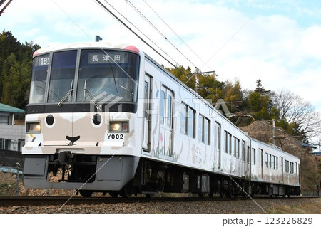 長津田へ向けてこどもの国線をゆく横浜高速鉄道Y000系 長津田へ向けてこどもの国線をゆく横浜高速鉄道Y000系 123226829
