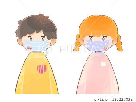 かわいいマスクをした子供　目線を合わせた男の子と女の子 123227038