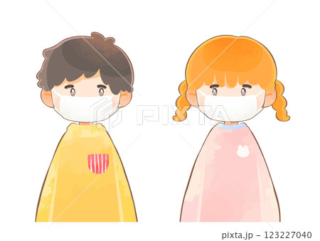 白いマスクをした子供　目線を合わせた男の子と女の子 123227040