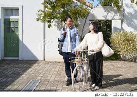 夫婦でお出かけをする 123227132