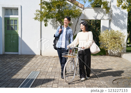 夫婦でお出かけをする 123227133