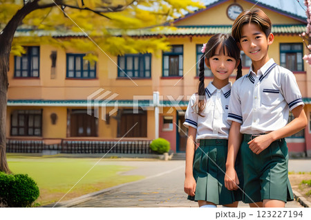 妹の入学記念に校舎前で兄と記念撮影 123227194