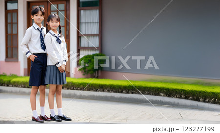 学校に行く前の兄妹を記念撮影 123227199