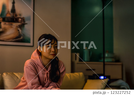 深夜にテレビを見る若い女性　横になる 123227252